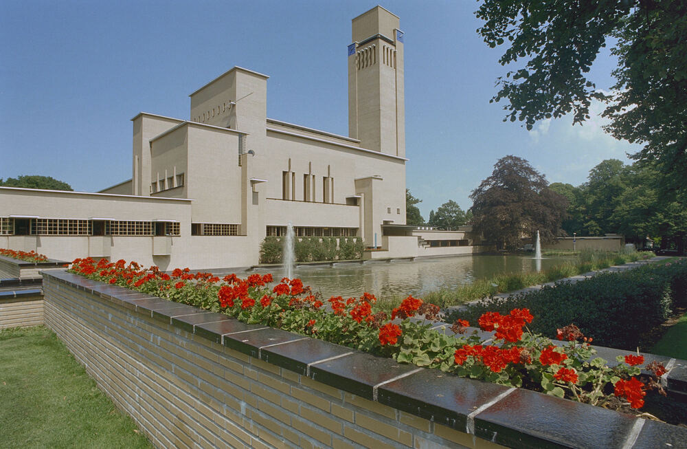 Het raadhuis van Dudok in Hilversum met vijver en fonteinen